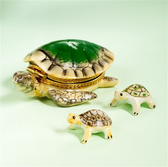 Picture of Limoges Green Sea Turtle Box with Babies