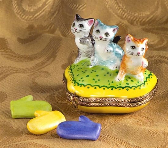 Picture of Limoges Three Cats with Mittens Box
