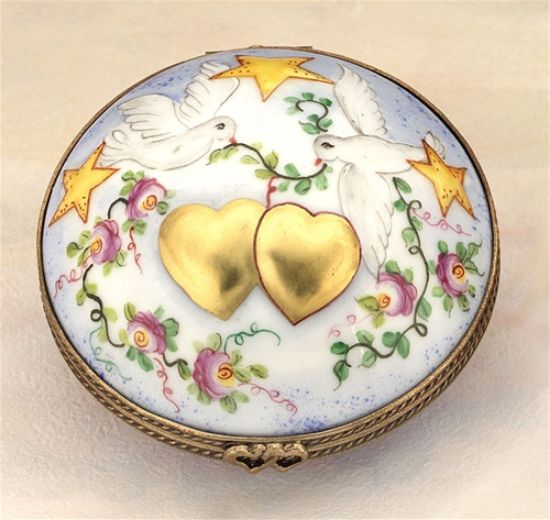Picture of Limoges Doves with Gold Hearts Round Box
