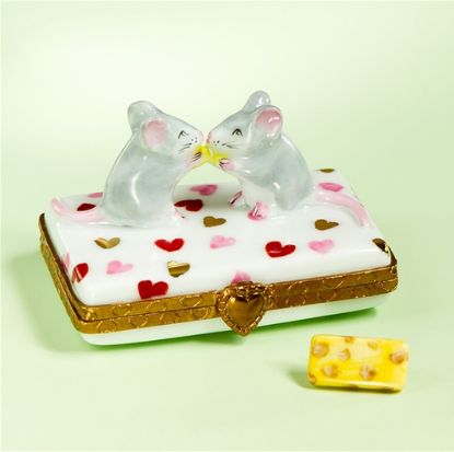 Picture of Limoges Mice on hearts Box with Cheese.