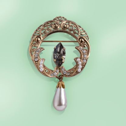 Picture of Rococo Round German Pin with Rhinestones and Pearl. 